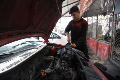 El chequeo de batería es crucial previo al invierno, pues el consumo de energía del carro aumenta por el uso de luces, limpiaparabrisas o a/c.