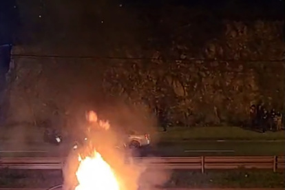 Los presuntos delincuentes dejaron el vehículo abandonad luego de los gritos de los vecinos