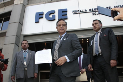 Entrega. El secretario de Seguridad Diego Ordóñez presentó en la Fiscalía.