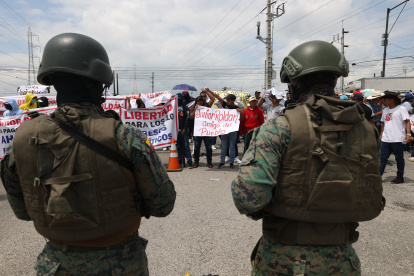 Ciudadanos que se identificaron como moradores del cantón El Triunfo se congregaron en los exteriores de la cárcel Regional en Guayaquil y obstaculizaron el paso