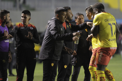 César Farías (c) diseñó una preparación exigente en la parte física y con diez juegos amistosos.