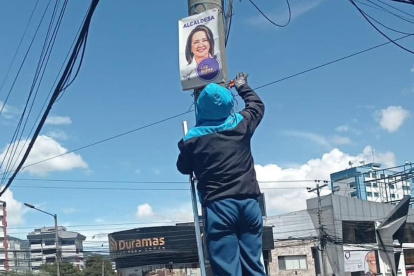 Acciones. Personal de la campaña de Luz Elena Coloma retira afiches.