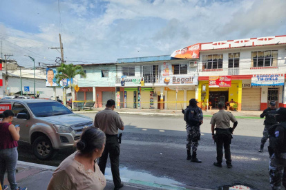 Quinindé. Elementos de las Unidades Técnicas Antiexplosivos de la Policía Nacional acudieron al lugar.