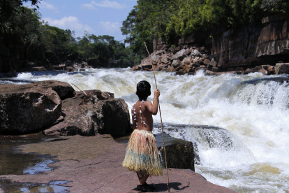 Un niño indígena observa el río Igara-Paraná, el 26 de enero de 2023, en La Chorrera (Colombia)