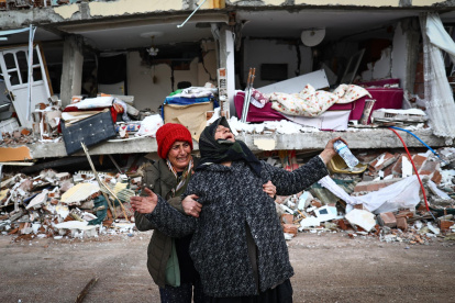 Dos mujeres se lamentan junto a un edificio derrumbado tras el gran terremoto en el distrito de Elbistan de Kahramanmaras, Turquía, el 08 de febrero de 2023.