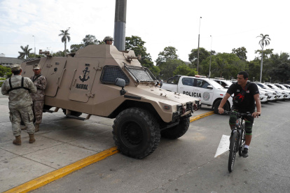 Militares y policías custodian las calles, en el centro de Lima (Perú). Foto de archivo. EFE/ Paolo Aguilar