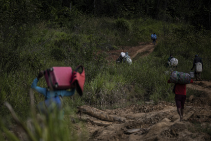 Varias personas caminan por un sendero, el 7 de febrero de 2023, en el estado amazónico de Roraima, en Alto Alegre (Brasil)