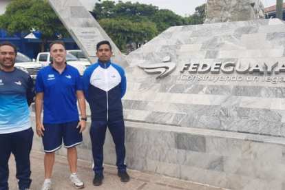 Amato (c) con el cuerpo técnico con el que trabajará.