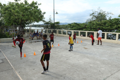 Actualmente, en Esmeraldas Chiquito, el club Sembrando Futuro tiene 30  integrantes en las categorías sub-7, sub-13 y sub-15.
