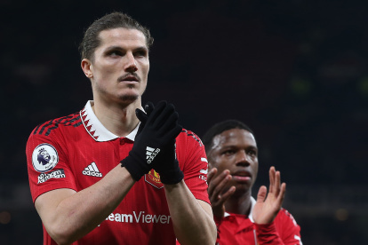 Los jugadores del Manchester United reflejaron la desazón de un empate que no les sirve de mucho.