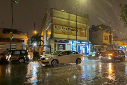 En puntos como Sauces 9 las lluvias han llenado las calles de agua.