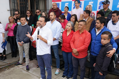 El nuevo alcalde apareció junto a los concejales del correísmo que fueron electos el 5 de febrero de 2023.