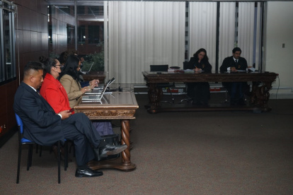 Diligencia. Jueces y abogados en el mezanine de la Corte en donde no se pudo instalar la audiencia.