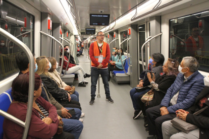 Capacitación. Mientras los usuarios viajan en el tren, reciben información relevante sobre paradas, formas de operación, entre otras