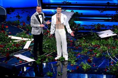 Momentos en que el artista italiano se disculpa por su comportamiento.