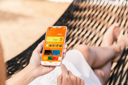 Tecnología. Una persona realiza pagos desde la comodidad de su casa.