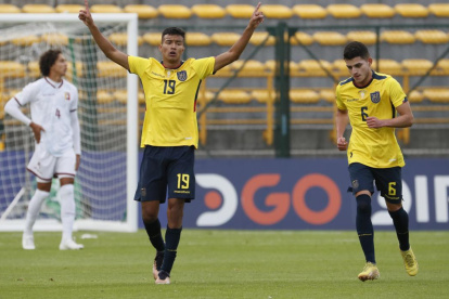 Cristhoper Zambrano (i) de Ecuador celebra su gol, en un partido de la fase final del Campeonato Sudamericano Sub"20 entre las selecciones de Ecuador y Venezuela en el estadio de Techo en Bogotá.