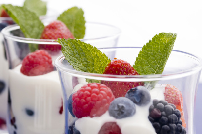 Desayuno.- Yogur decorado con frutos rojos para el primer alimento del día.