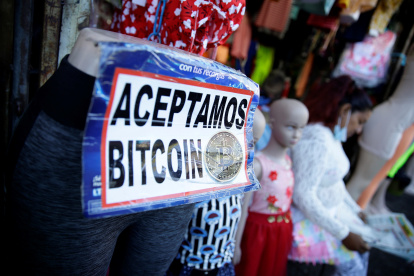 Comercio. Uno de los almacenes en El Salvador que acepta la criptomoneda como forma de pago.