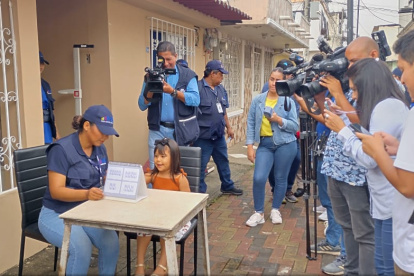 El personal del INEC que realiza la encuesta sobre desnutrición infantil asiste con sus credenciales.