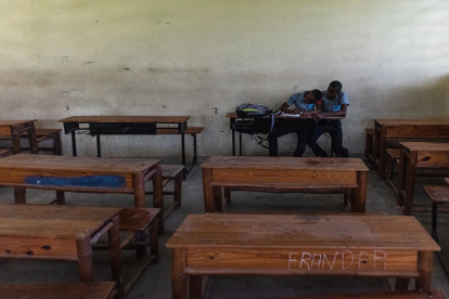 Niños asisten a un colegio en la comuna de Tabarre, distrito de Puerto Príncipe (Haití), en una fotografía de archivo. EFE/ Johnson Sabin
