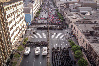 Manifestantes son detenidos hoy por la policía en la avenida Abancay, cerca al congreso en Lima (Perú).