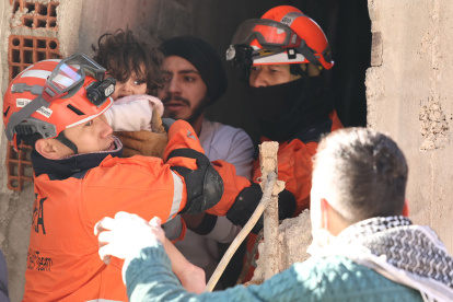 - Miembros del equipo de rescate de emergencias surcoreano rescatan a una niña entre los escombros producidos por el terremoto este jueves en Antioquía, Turquía.  Los fallecidos en los terremotos que han azotado Turquía y Siria superan ya los 16.000, según autoridades locales, que sitúan el número de heridos a causa de los temblores de tierra en ambos países en más de 68.000. EFE/ Yonhap PROHIBIDO SU USO EN COREA DEL SUR