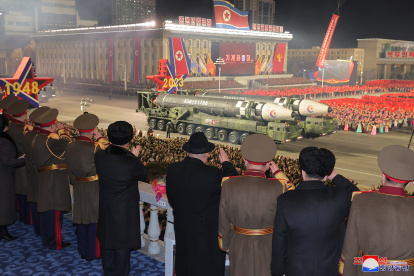 líder supremo de Corea del Norte, Kim Jong-un (C), mirando a Hwasong-17 misiles balísticos intercontinentales durante un desfile militar en la Plaza Kim Il Sung.