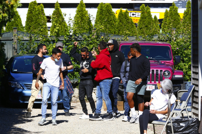 Vista de un grupo de inmigrantes enviados por Florida a Martha"s Vineyard, en Massachusetts, en una fotografía de archivo. EFE/Cj Gunther