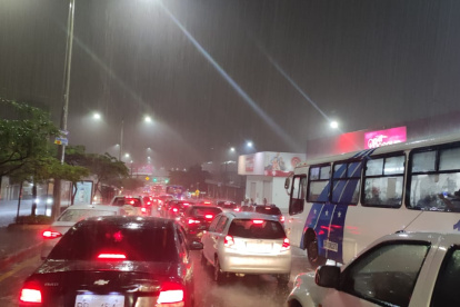 En la avenida Las Aguas, en el norte, el tráfico está paralizado.