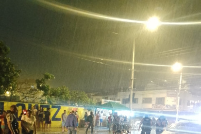 Machala. Los supuestos asaltantes yacen en la calle tras el tiroteo.