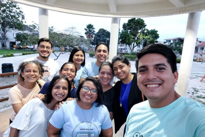 Miembros de la Comunidad Familias Misioneras de Cristo, del sector de Acuarela del Río, en Guayaquil, cumplen un retino.