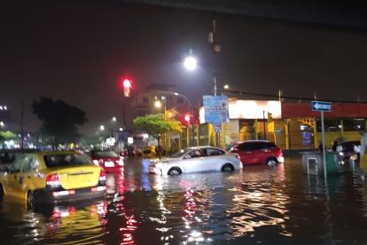Varios automóviles se quedaron estancados por el agua.
