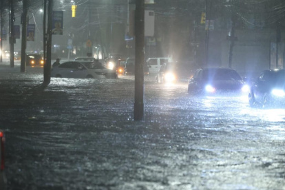 Las calles quedaron inundadas tras el aguacero.