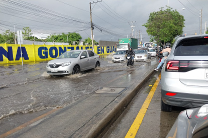 Las vías se mantienen llenas de agua y esto ha causado atascos posteriores a la lluvia de ayer 9 de febrero