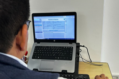 Revisión. Un joven verifica que se haya subido al sistema la multa que recibió en Naranjal