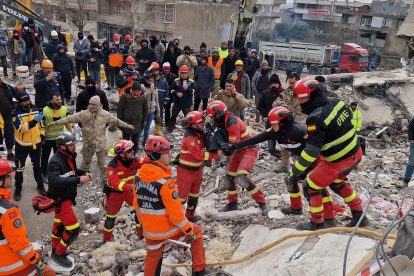 Efectivos de la Unidad Militar de Emergencia (UME) han logrado rescatar con vida a dos niños, de seis y dos años, y a su madre de entre los escombros de un edificio derruido por el terremoto que asoló Turquía el pasado lunes, y los tres se encuentran sanos y salvos.