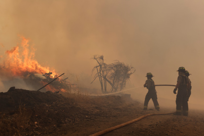Bomberos combaten hoy un incendio forestal en sector Rinconada de la comuna de Quillón, región de Ñuble (Chile). Una semana después del inicio de la ola de incendios más mortífera de las últimas décadas, que ha dejado 24 muertos y casi 300.000 hectáreas devastadas, la situación en el centro y el sur de Chile empieza levemente a mejorar mientras el Gobierno se enfoca en la recuperación y ayuda para las familias afectadas. EFE/ Esteban Paredes Drake