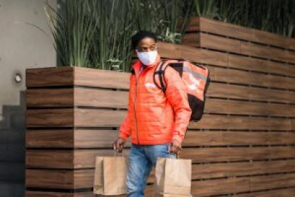 Servicio.- Una de las personas que trabaja en entregas a domicilio.