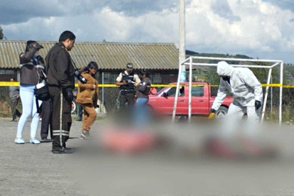 Toacazo. Investigadores de la Policía recogen evidencias en el sitio donde se suscitaron los hechos.