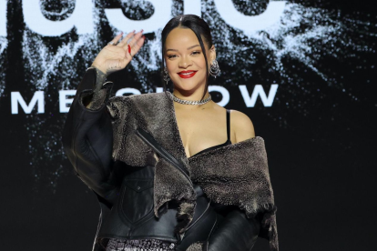 Rihanna en la conferencia de prensa de SuperBowl