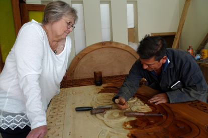 Cuenca. Diana Lutke llevará en avión hasta Florida los muebles labrados cuyo proceso de talla acompañó.