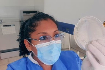 Elizabeth Minda es Ingeniera en Biotecnología. Su campo de investigación son las enfermedades zoonóticas, principalmente la brucelosis.