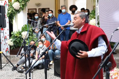 Ambato. Uno de los coplistas durante una de sus presentaciones.