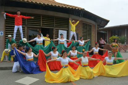 Danza. La danza y las tonadas están ligadas también a los amorfinos.