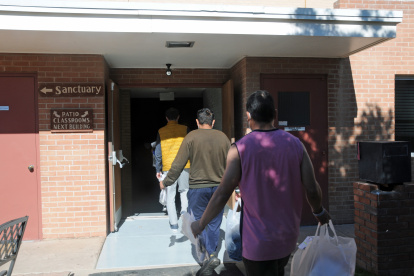 Phoenix. Migrantes llegan al albergue de la iglesia Monte Vista.