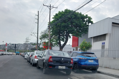 Varios vehículos estaban parqueados en doble columna y hasta en las aceras en Pedro Valverde y Juan Tanca Marengo