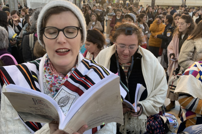 Varias judías ortodoxas rezan en la sección para mujeres del Muro de los Lamentos en Jerusalén, Israel este viernes.. EFE/ Yemeli Ortega