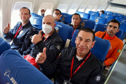 Acompañados. Junto a los uniformados también viajaron paramédicos, para dar asistencia a los necesitados