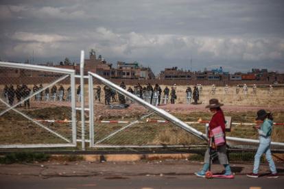 Policías y militares resguardan las inmediaciones del aeropuerto de Juliaca, en una fotografía de archivo. EFE/Aldair Mejía